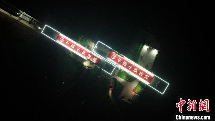 10月12日凌晨，跨沪蓉铁路两幅桥梁均逆时针同步转体79&deg;后到达指定位置。　苏诗洋 摄