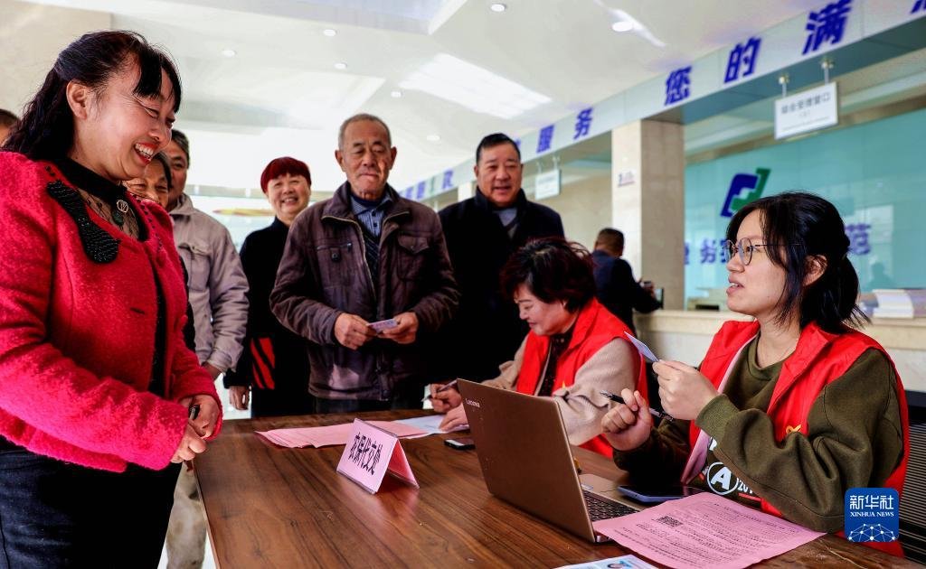 浙江省长兴县吕山乡金村村级代办员为村民登记所需办理事务，由代办员统一去县里为村民代办（2019年11月20日摄）。吕山乡金村在村便民服务中心专门设立代办窗口，为村民提供代办、代缴费服务。新华社记者 徐昱 摄