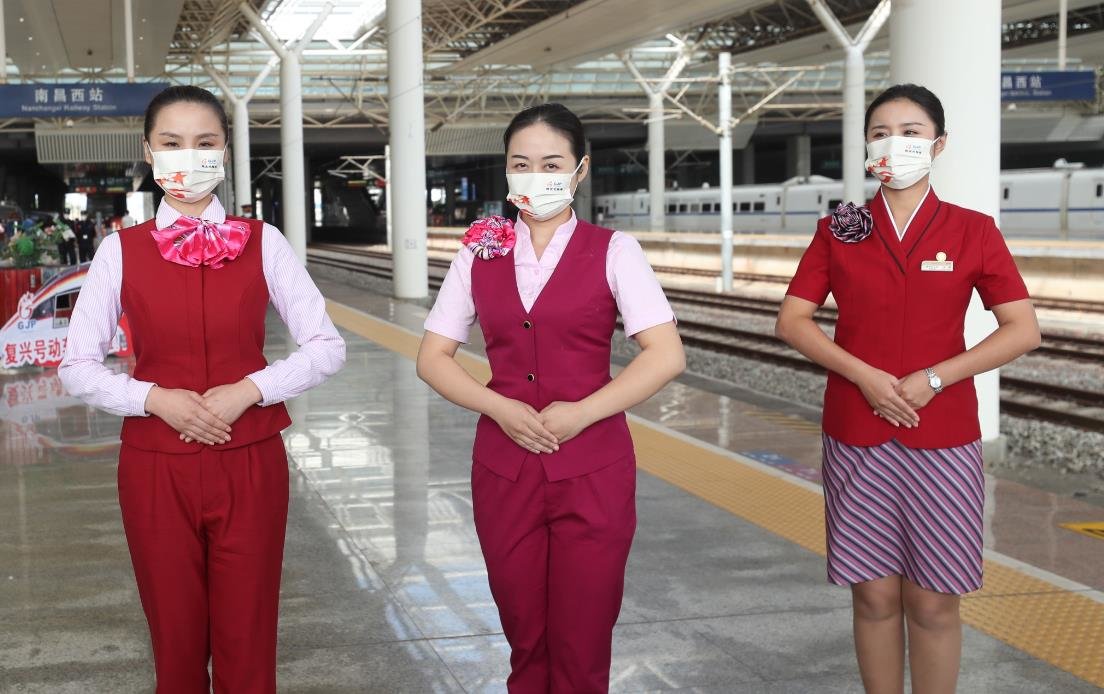 “复兴号”来了 站台上的高姐制服秀(图)