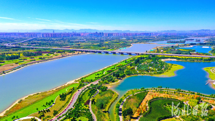 如今，石家庄滹沱河两岸已成为集防护、观赏、休闲等于一体的绿色生态旅游景观长廊。河北日报记者史晟全摄