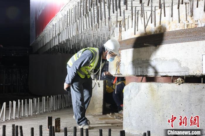 明巢高速上跨沪蓉铁路万吨桥梁转体成功