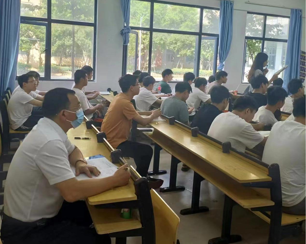 江西制造职业技术学院党委书记聂林水深入一线课堂听思政课