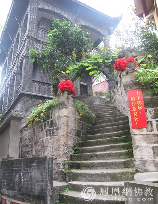 走进千年慈云寺:重庆最朋克古刹,山城中“不一样的烟火”