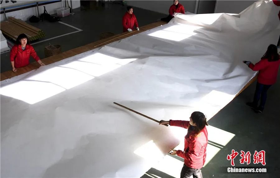 安徽泾县中国宣纸股份有限公司“超级宣纸”生产车间的工人在检(剪)纸作业。韩苏原 摄