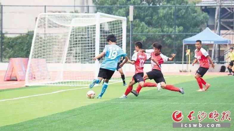 ▲三大球项目采用集体组队,保证了最强战力出战省运会。图为长沙U18男足队员姚俊毅(左)在比赛中。