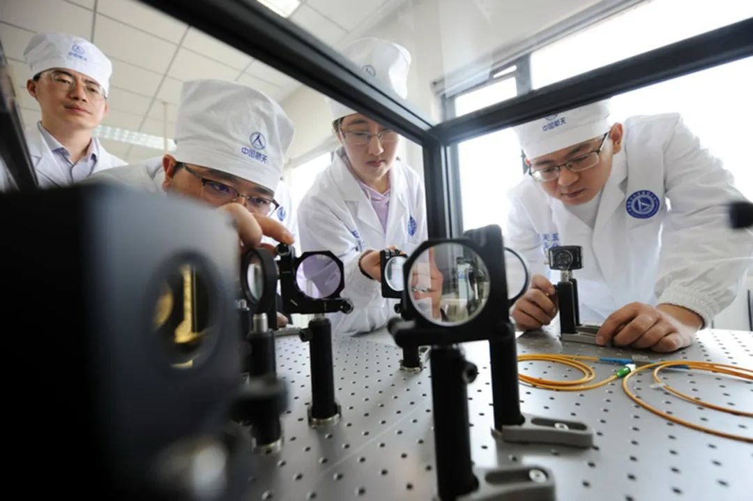 科研人员正在进行卫星产品测试作为中国航天事业的中坚力量,西安分院