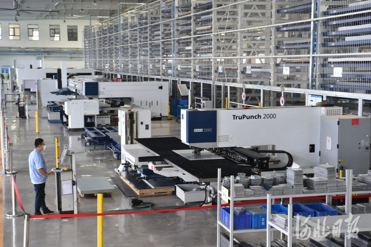 科林电气员工在生产线上操作数控机床。位于石家庄市鹿泉区的科林电气加快科技研发及成果转换，在企业高质量发展的同时，为鹿泉区打造千亿级电子信息产业集群提供有力支撑。河北日报记者耿辉摄