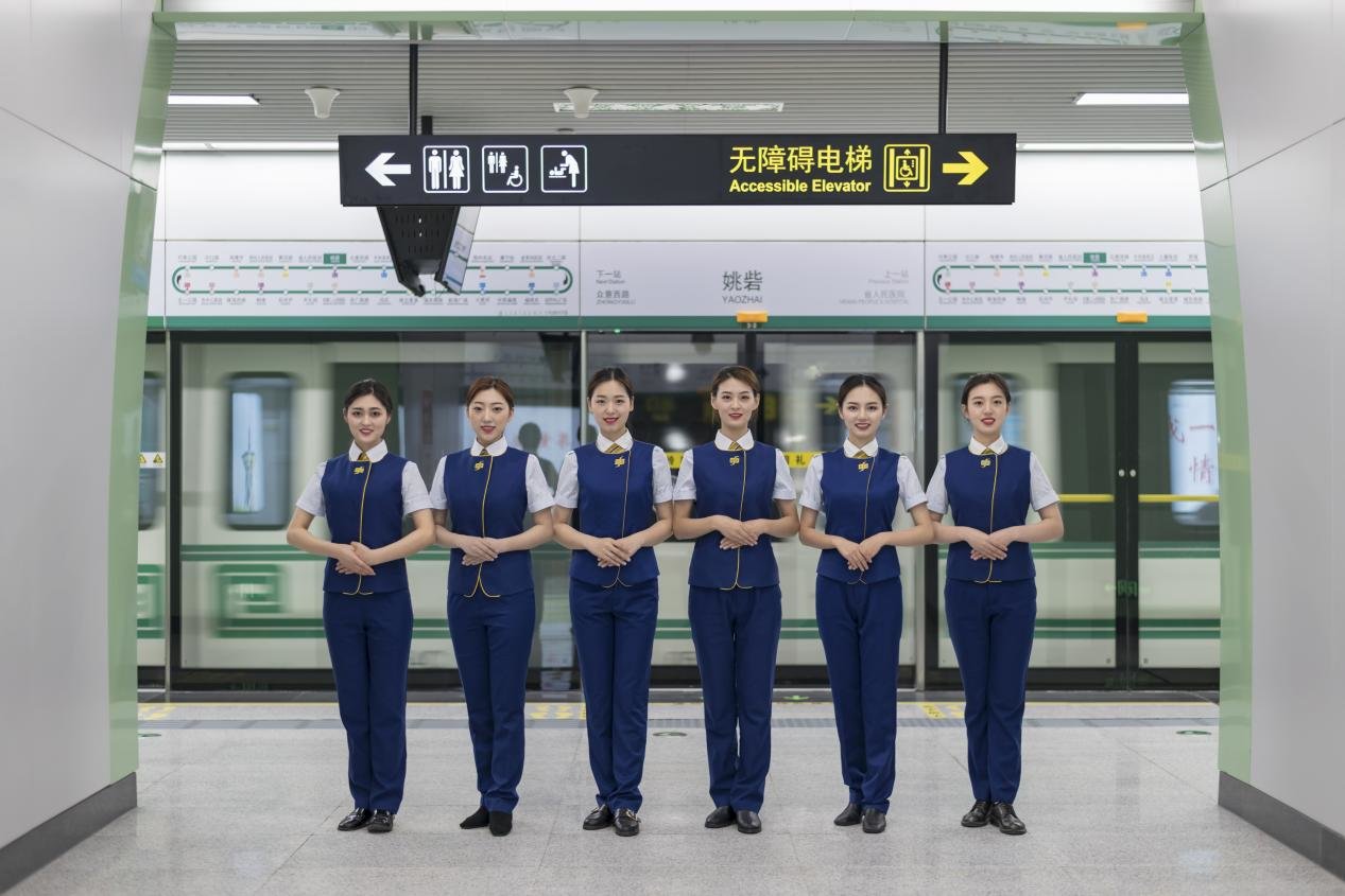 郑州地铁5号线车站与站务员 摄影\焦潇翔