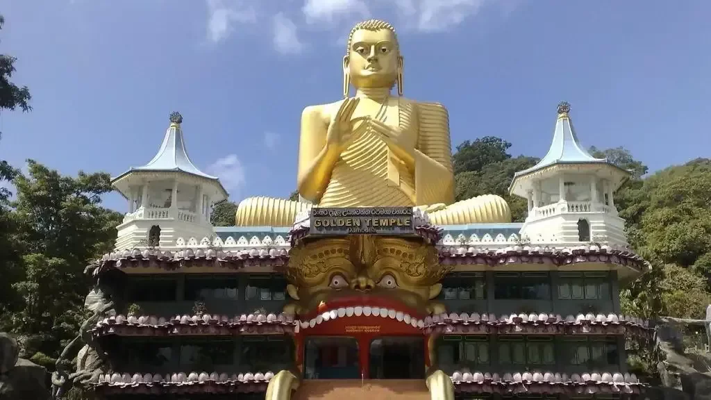 南亚小国斯里兰卡佛教盛行，平均每10平方公里就有一座寺庙