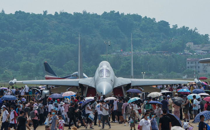 2021年10月1日，在广东珠海举行的第十三届中国国际航空航天博览会迎来首个公众开放日，观众在参观中国空军的歼-16D电子战飞机。（刘大伟 摄）