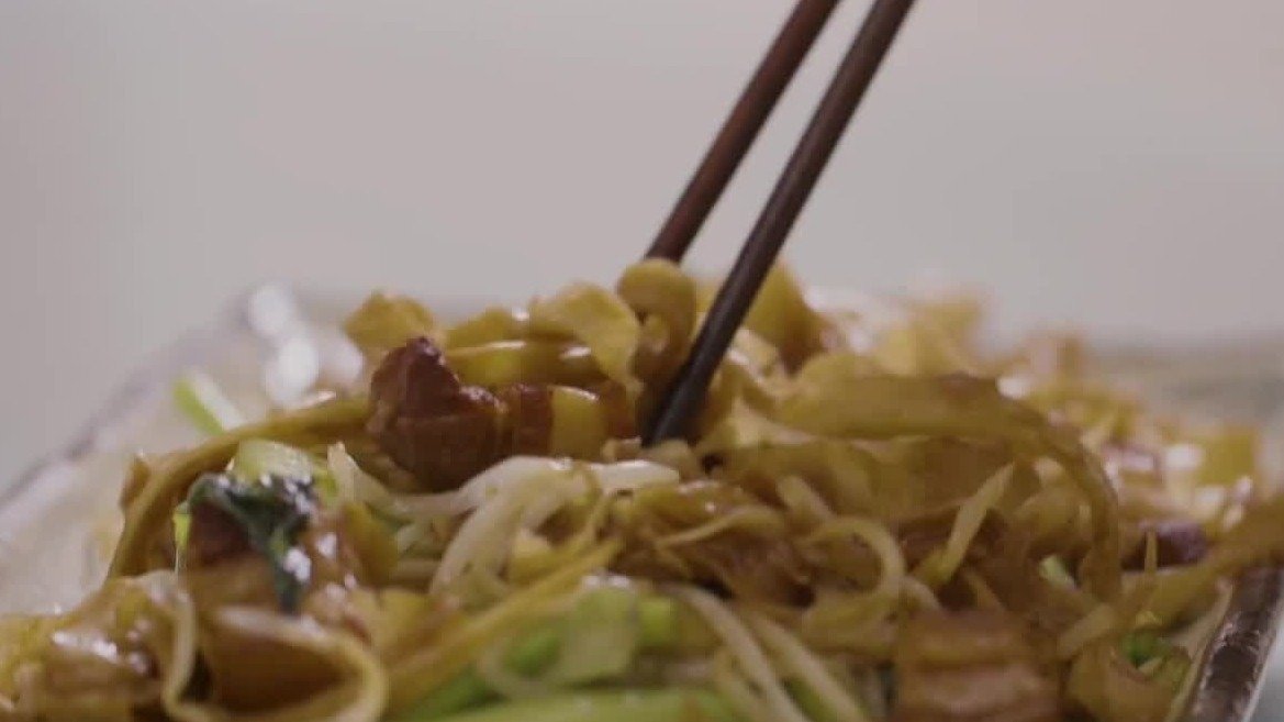 葛记焖饼的每一个步骤都有讲究，追求对味道品质的保持是葛永志最挂心的