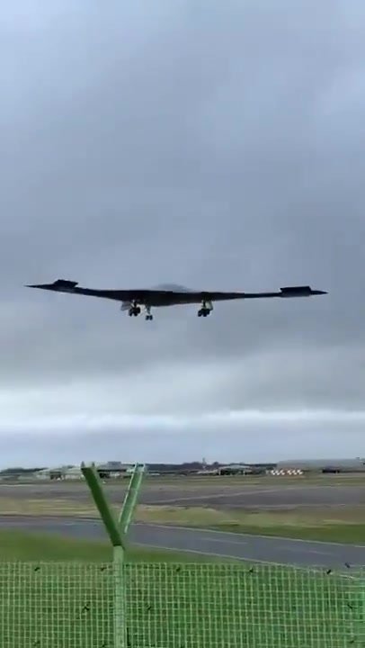 明查美国空军b2战略轰炸机携核弹降落波兰