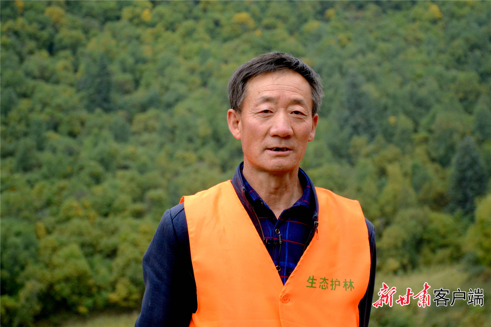 今年60岁的张国良是天祝县炭山岭镇塔窝村村民，作为生态护林员的他每天都到千马龙煤矿原址附近的生态恢复区域巡逻。新甘肃·甘肃日报记者 金奉乾