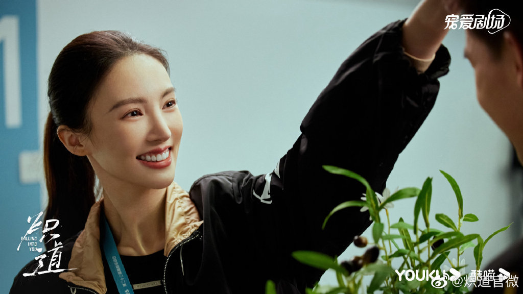 金晨饰演体育助教罗娜