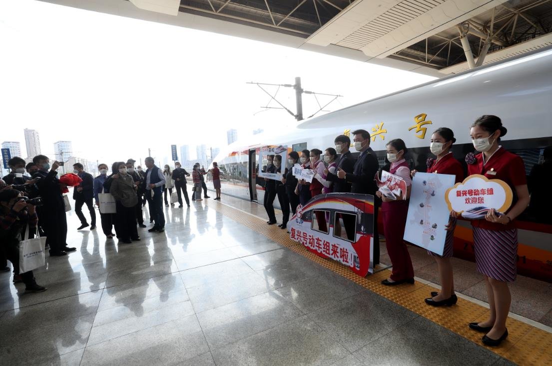 “复兴号”来了 站台上的高姐制服秀(图)