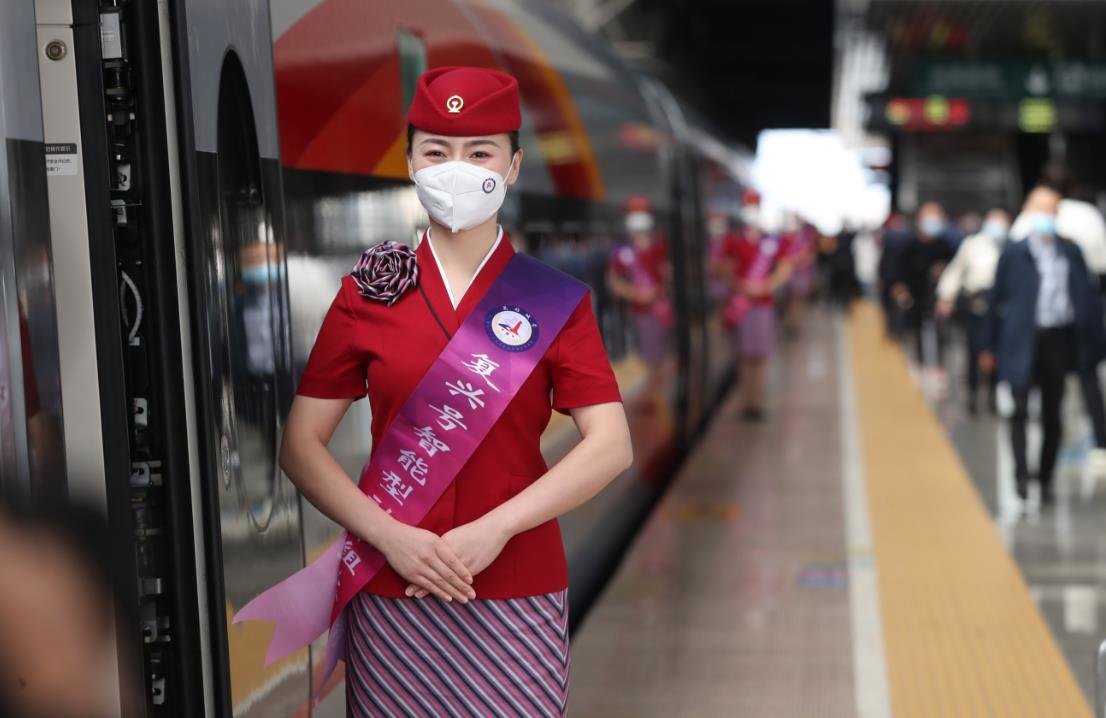 "复兴号"来了 站台上的高姐制服秀(图)