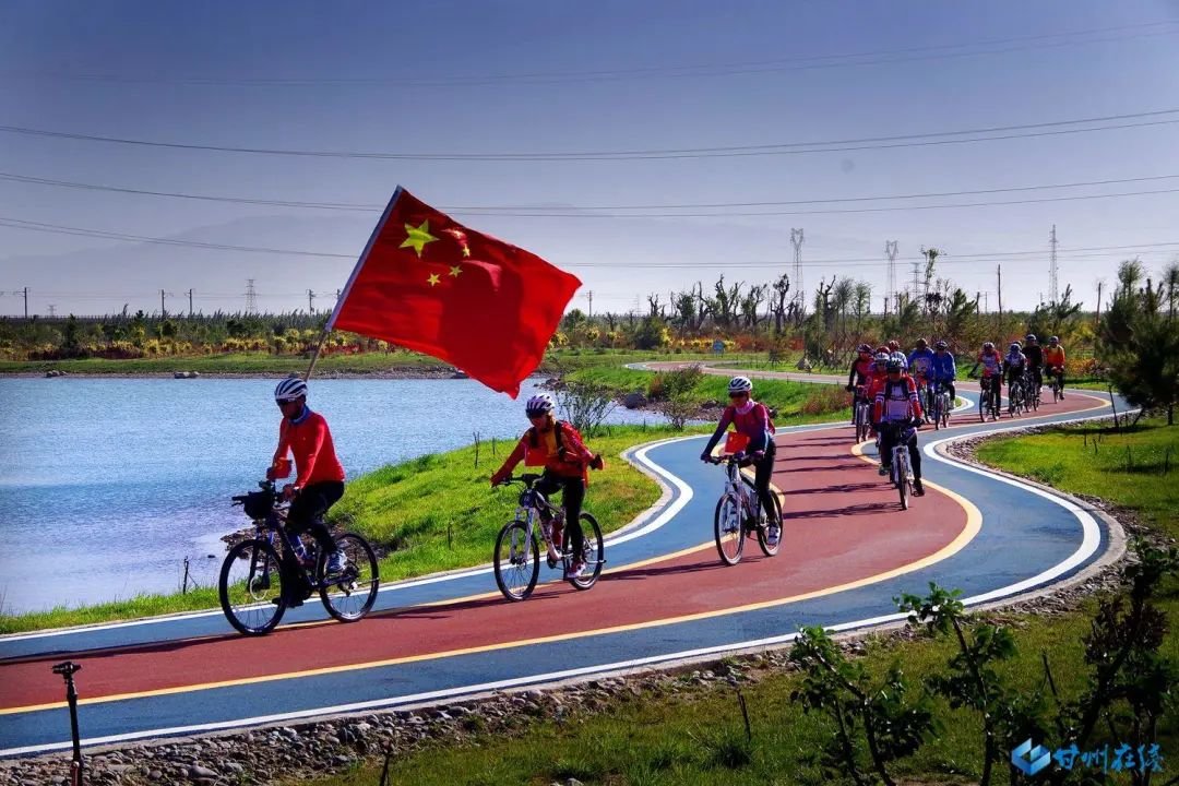 体育爱好者在张掖奥林匹克公园生态园二期骑行