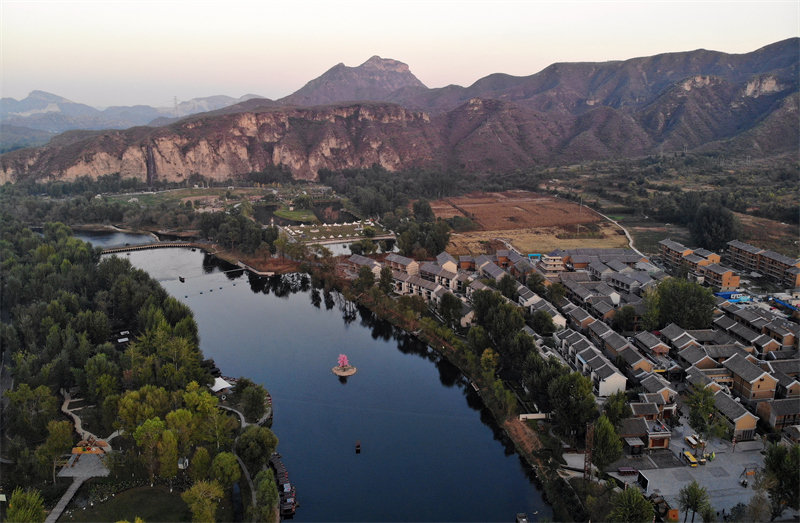 保定市易县恋乡&middot;太行水镇景区景色（10月11日摄，无人机照片）。