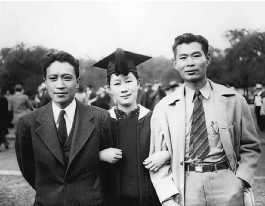 1947年，陈梦家（左）赵萝蕤夫妇与赵景德在美国合影