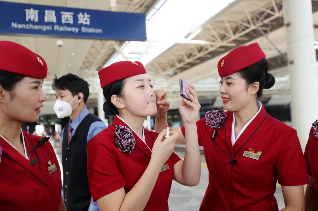 “复兴号”来了 站台上的高姐制服秀(图)