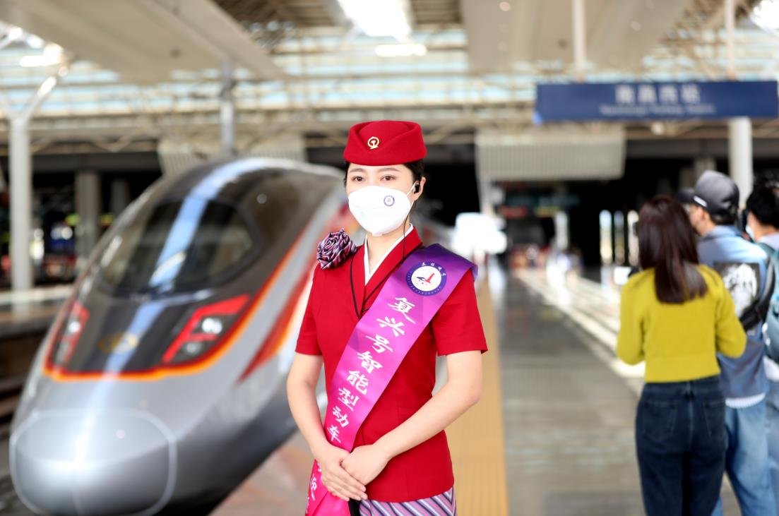 “复兴号”来了 站台上的高姐制服秀(图)