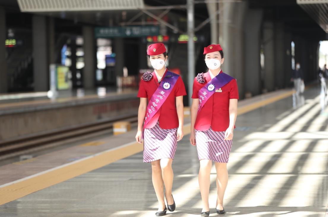 “复兴号”来了 站台上的高姐制服秀(图)