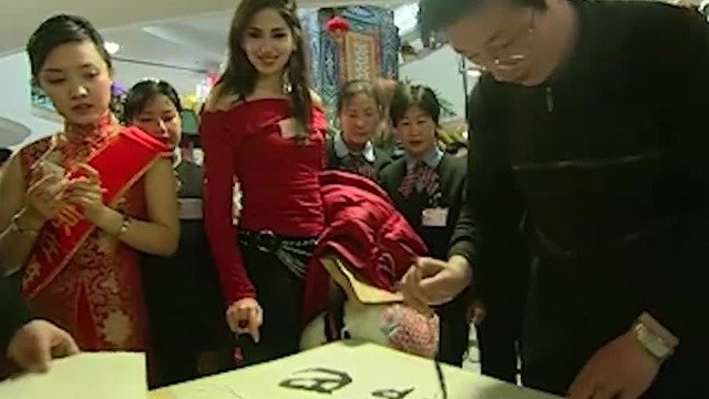 世界小姐离开北京时人均多了两件行李，她们都买了哪些中国特产？