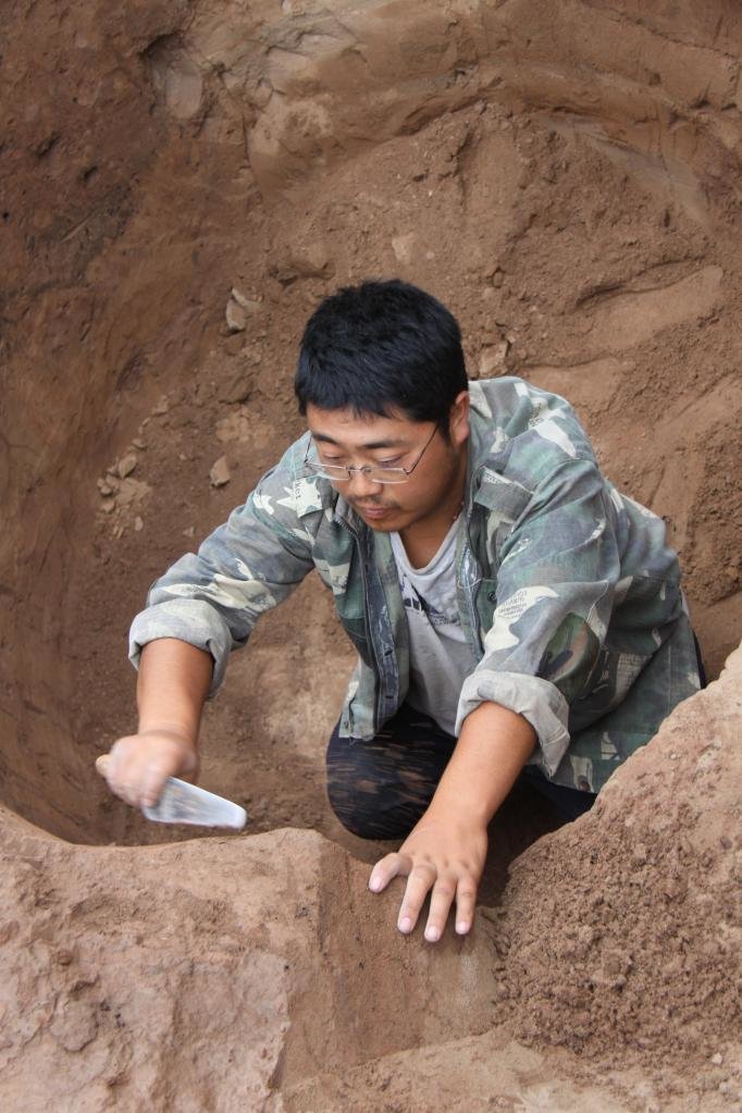 陈国科在位于甘肃省张掖市的西城驿遗址开展考古发掘工作 （受访者供图）