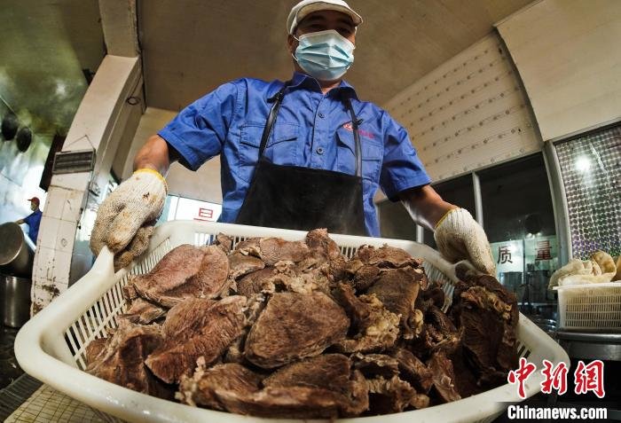 辣酱生产工人在制作牛肉辣酱。 含章 摄