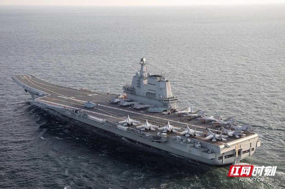 在某海域,山东舰歼-15舰载机列阵甲板.(图片来源:新华社)