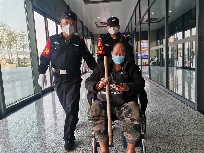 民警帮助受伤的旅客进车站。