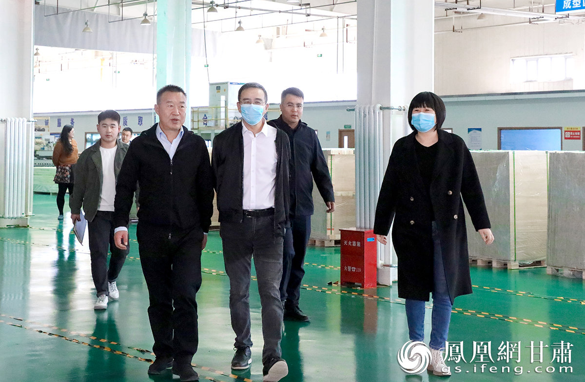 摩根资本管理公司董事总经理蒋海涛一行参观考察综保区枢纽木业 兰州新区商投集团供图