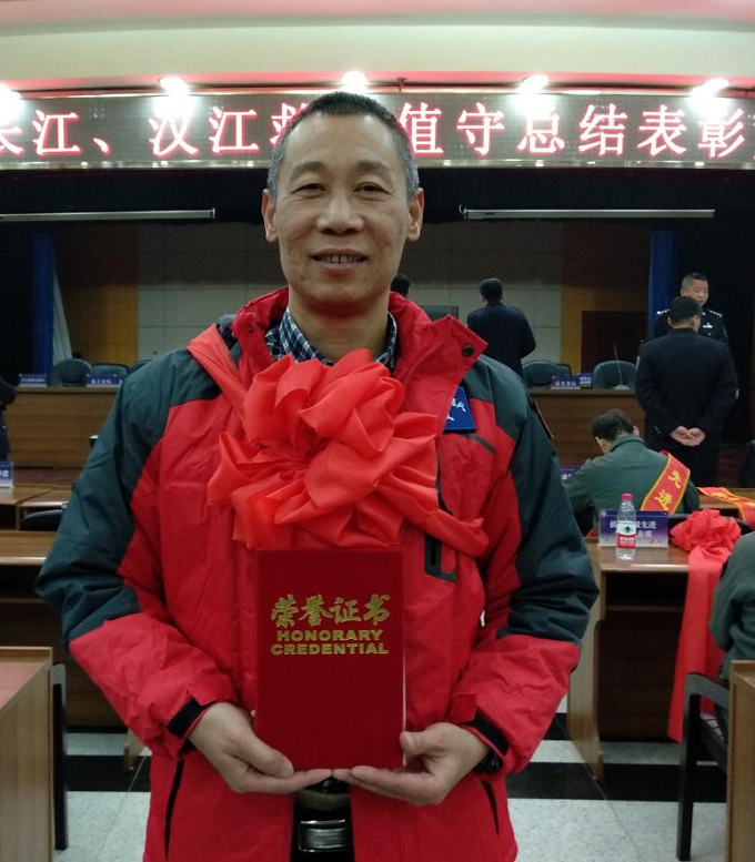 （硚口支行员工、长江救援队队员刘天敏被武汉市公安局水上分局授予“先进个人”荣誉称号。）