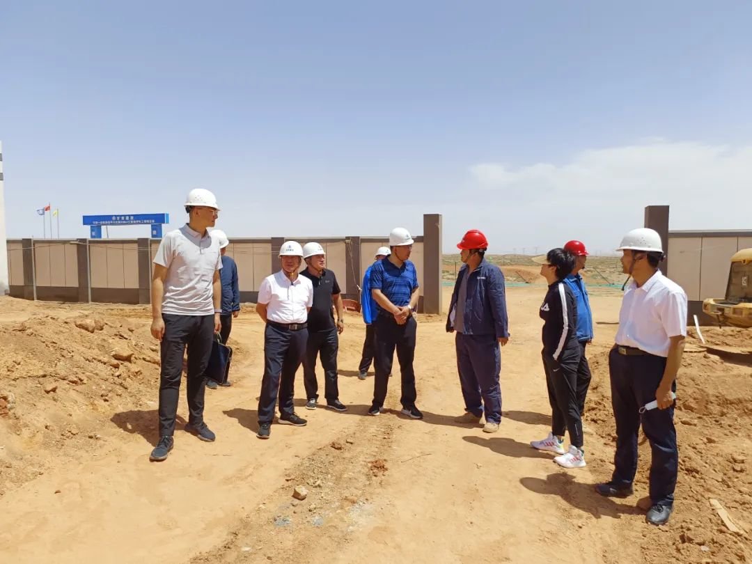 ▲调研甘州南滩30万千瓦光伏项目
