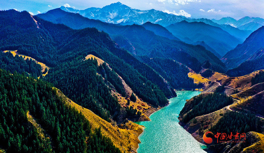 这是10月19日，在甘肃省张掖市拍摄的祁连山风光。