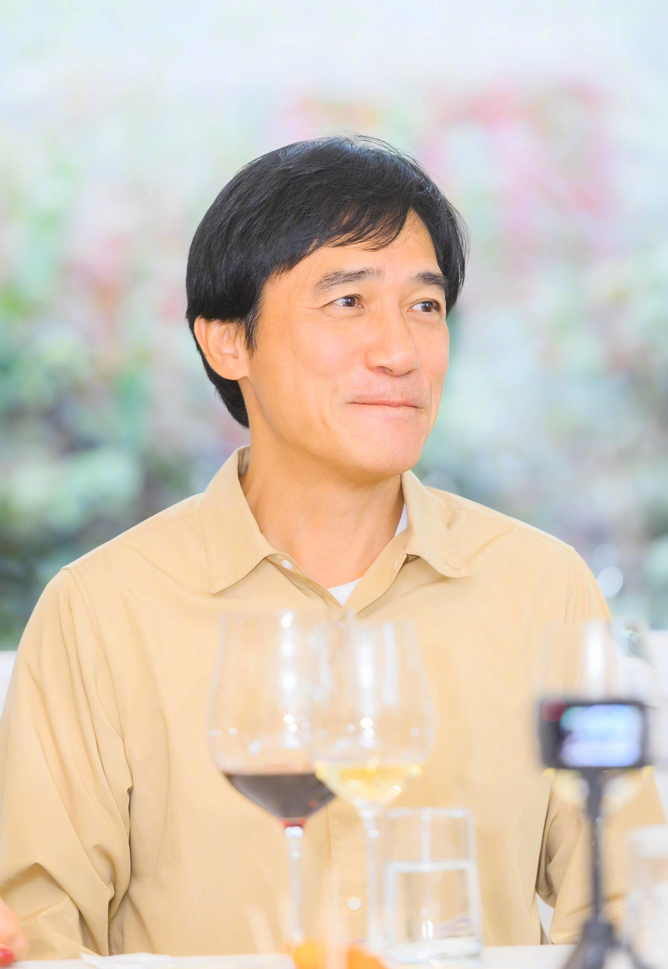 刘嘉玲晒梁朝伟见面会萌照 双手托腮甜笑表情可爱_凤凰网娱乐_凤凰网