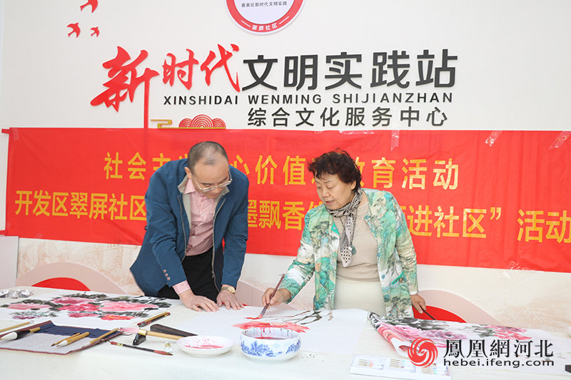 10月11日,翠屏社区新时代文明实践站举办“水墨飘香传统书画进社区”活动,丰富了居民的精神生活。