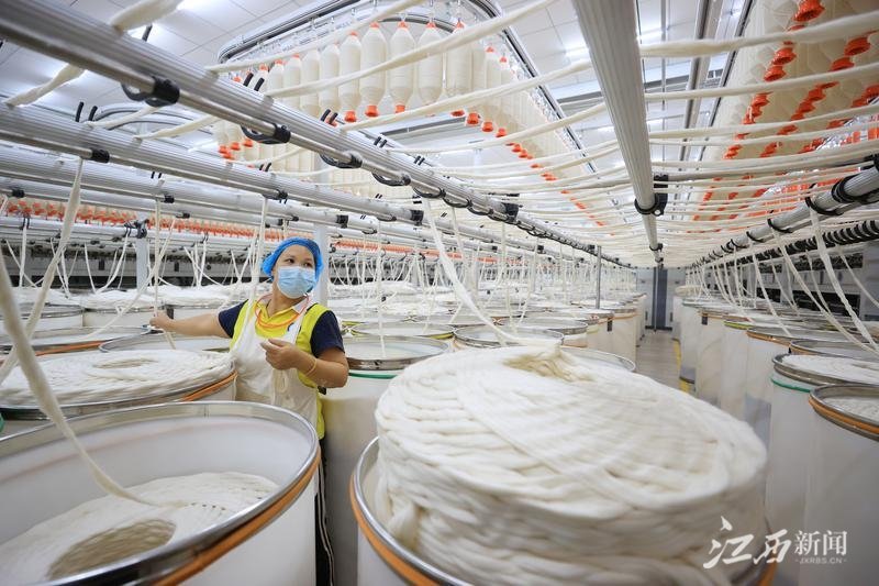▲10月20日，在于都纺织科技产业园江西卫棉纺织集团，有限公司智能纺纱设备高效有序运转。