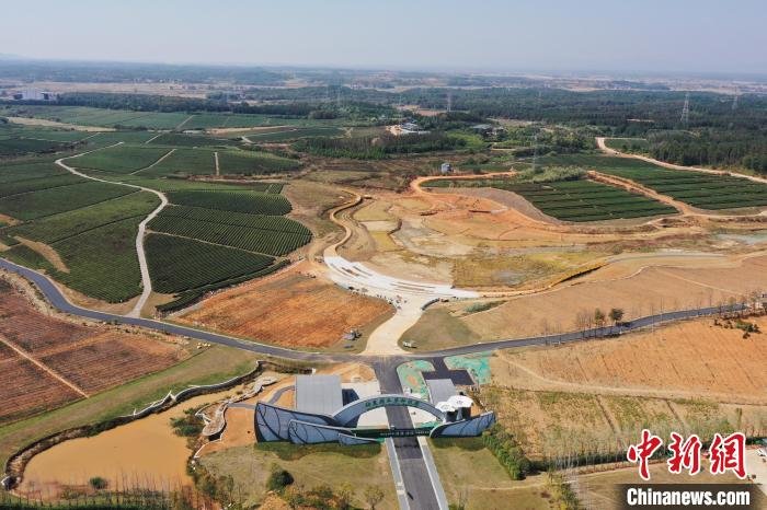 航拍建设中的神农岭本草科技园，一期建设面积约3600亩，总投资约15亿元，建设周期3年。　刘占昆 摄