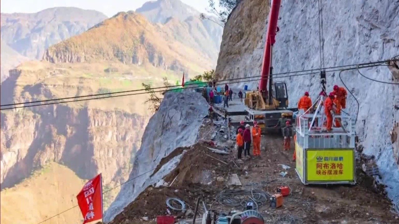 阿布洛哈村通村公路项目施工难度极大，建设者们用直升机吊运挖机进行施工