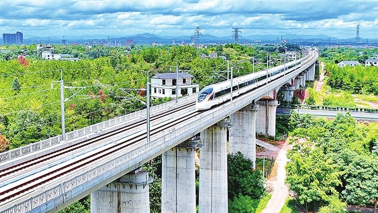 赣深高铁驰骋红土地