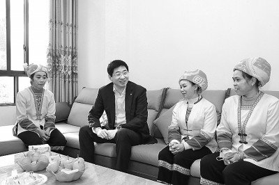 周家斌代表在调研乡村振兴工作。何平江摄/光明图片