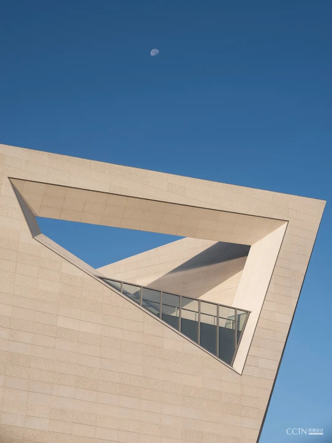 三角形作为建筑的母题贯穿于整个设计之中.