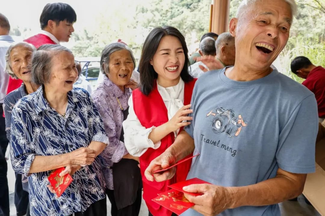 2022年重阳节，村里为70岁以上的老人发放慰问金和慰问品