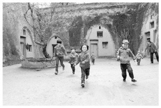 地坑院里奔跑的孩子