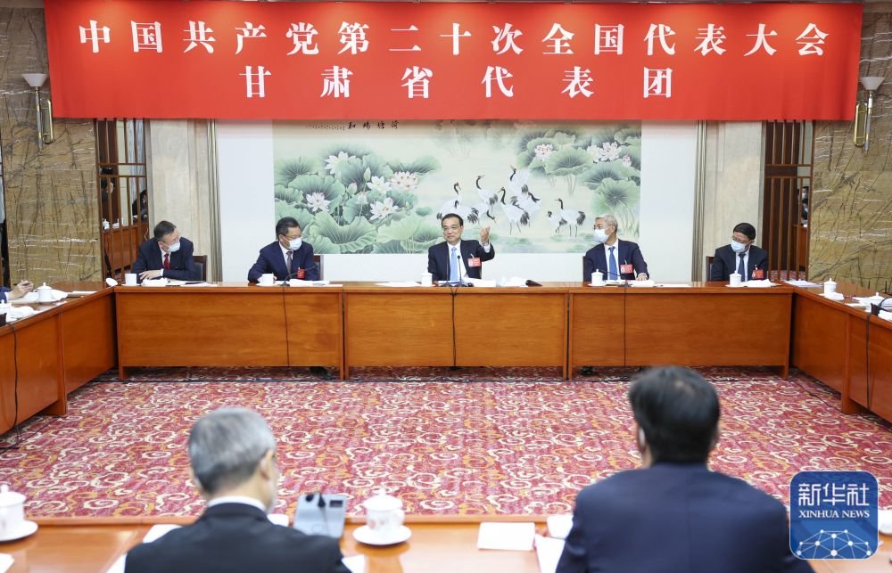 10月17日，李克强同志参加他所在的党的二十大甘肃代表团讨论。新华社记者 丁林 摄