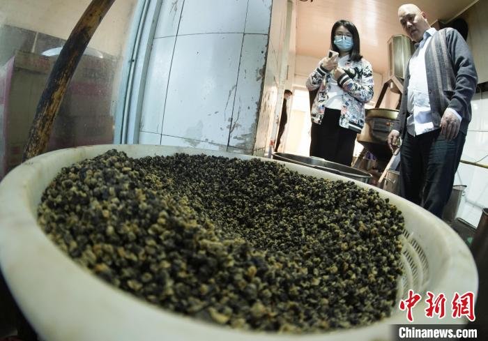 辣酱生产工人在制作南昌人最喜爱吃的田螺辣酱。 含章 摄