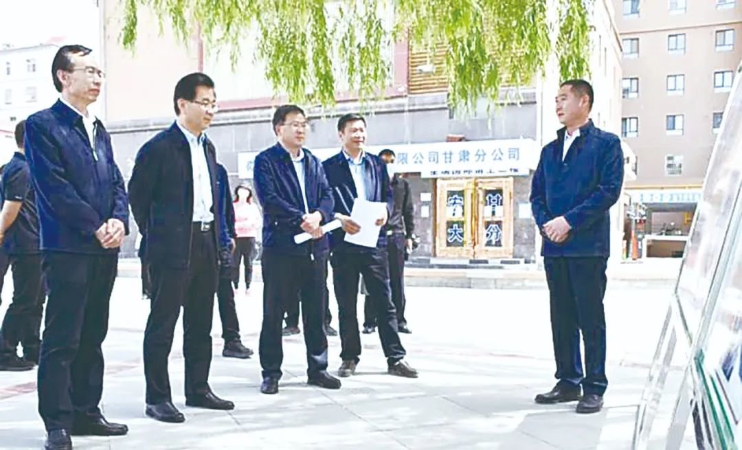 社区专责组在甘州区东街街道交通巷社区现场办公推进解决“三无”小区问题