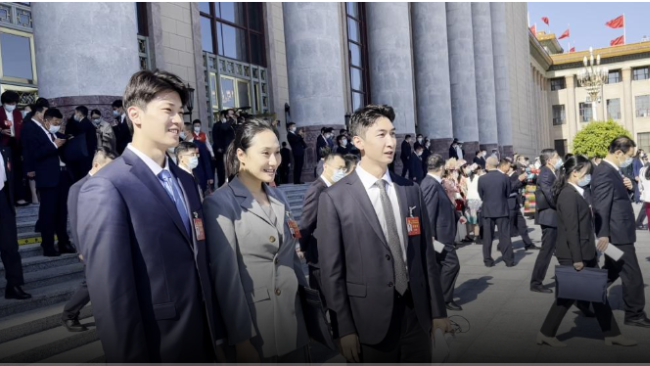 开幕会结束 党代表们走出会场合影