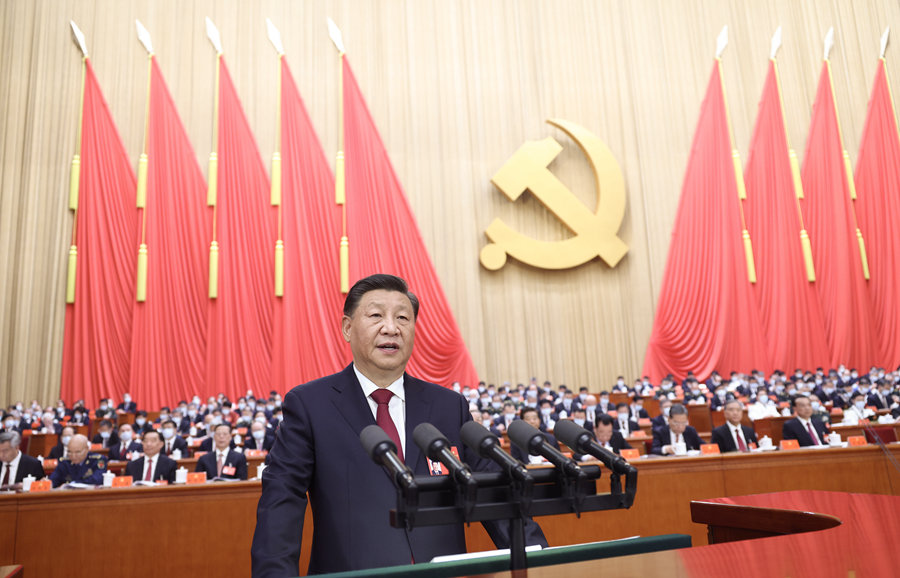 10月16日，中国共产党第二十次全国代表大会在北京人民大会堂开幕。习近平代表第十九届中央委员会向大会作报告。新华社记者 鞠鹏 摄